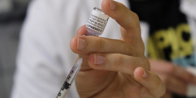 Vaccino e varianti, terza dose aumenta protezione fino a 44 volte