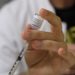 Vaccino e varianti, terza dose aumenta protezione fino a 44 volte