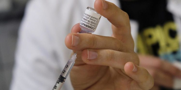 Vaccino Covid e antinfluenzale insieme, via libera dell’Oms