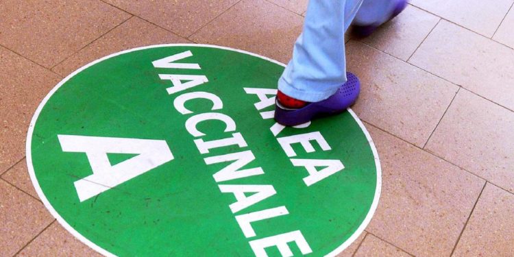 Covid, Remuzzi: “Sicuri solo con 90% vaccinati, giovani e bimbi inclusi”