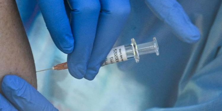 Covid oggi Italia, Crisanti: “Chi ha fobie non si vaccinerà mai, serve compromesso”