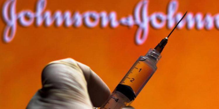 Vaccino Johnson & Johnson, Pregliasco: “Niente panico, la protezione cala ma c’è”