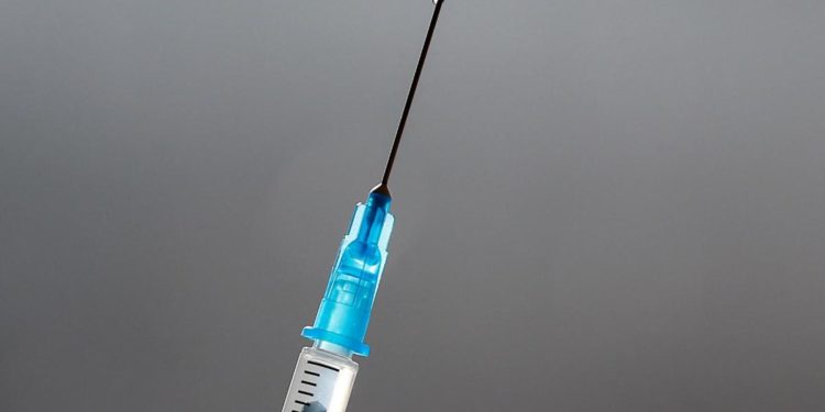 Vaccino Covid, Ema: sì terza dose a immunodepressi e over 18