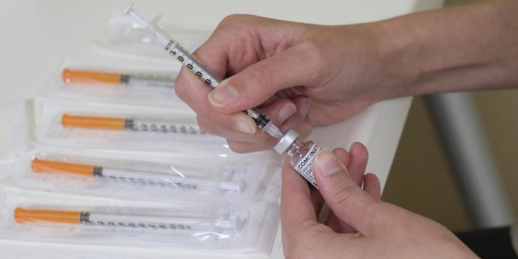 Terza dose vaccino Covid, ecco chi farà il richiamo