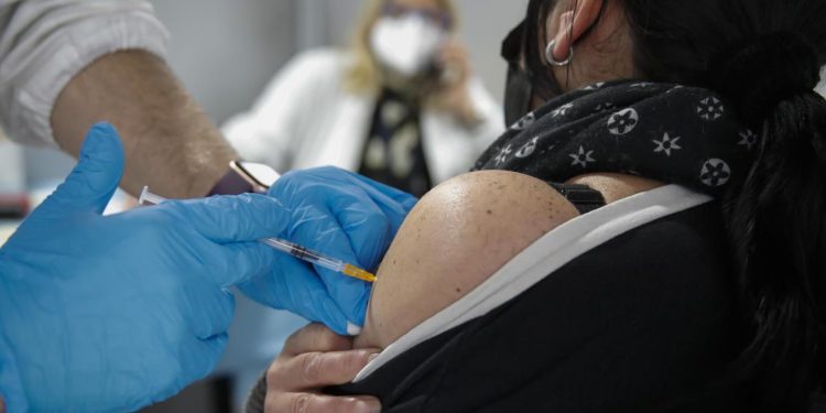 Covid Italia, vaccinati oltre 80% over 12