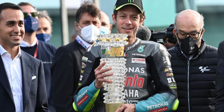 Valentino Rossi, MotoGp lo celebra: “Eroe e icona”