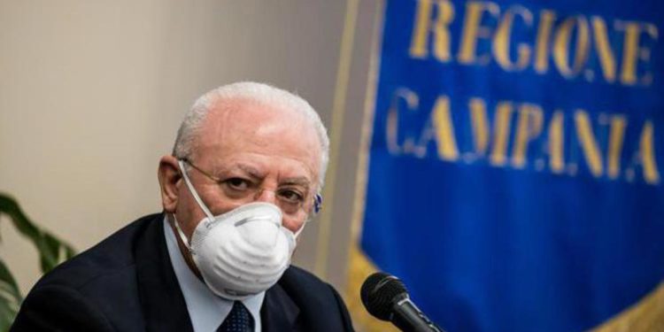 Covid oggi Campania, De Luca: “Quinta ondata è alle porte, vacciniamoci”