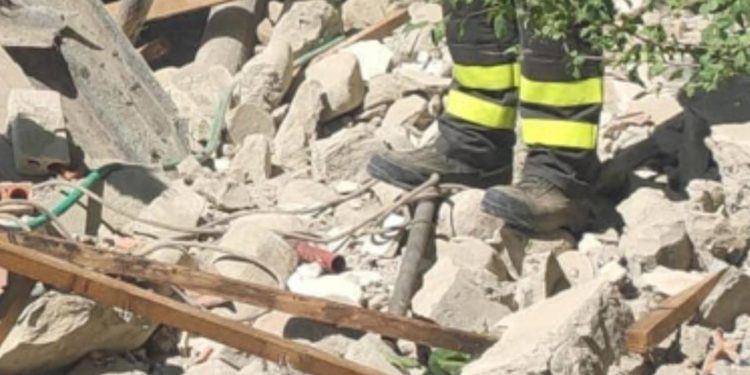 Crolla un muro a Calenzano, morta una donna