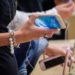 Luce blu schermi smartphone invecchia? L’alert in uno studio sui moscerini