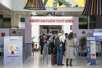 Covid Italia, voli da Cina: nei tamponi positivi non c’è variante Gryphon