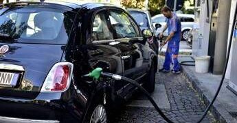 Benzina ai minimi dal 2022, gasolio più caro dopo il rialzo delle accise
