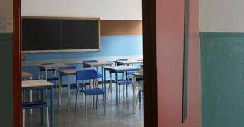 Bologna, a scuola media con il coltello minaccia i compagni: denunciato