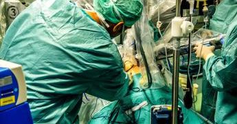 Cancro raro di 2 chili nel torace, intervento d’urgenza a Palermo