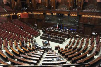Salario minimo, maggioranza chiede ritorno in commissione: opposizione protesta