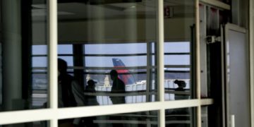 Covid, da Usa stop a 44 voli cinesi: ira Pechino