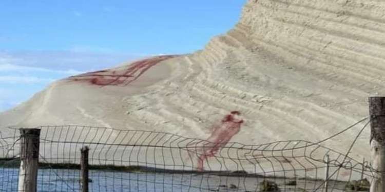 Scala dei Turchi danneggiata, chiazze rosse sulla marna bianca