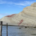 Scala dei Turchi danneggiata, chiazze rosse sulla marna bianca