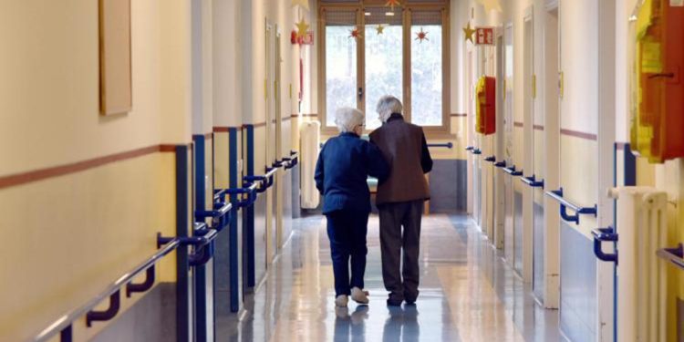Covid, studio su anziani: non sottovalutare sintomi lievi