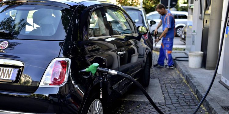 Carburanti, prezzi in rialzo per benzina e gasolio