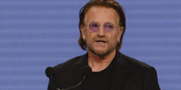 Bono ‘boccia’ gli U2: “Che imbarazzo le nostre canzoni”
