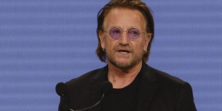 Bono ‘boccia’ gli U2: “Che imbarazzo le nostre canzoni”