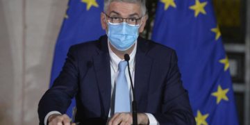 Covid oggi Italia, Brusaferro: “Curva in lieve decrescita”