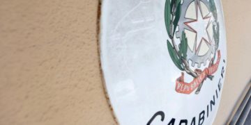 Prima tenta di investire 3 persone, poi estrae spada e ferisce uomo: fermato 44enne