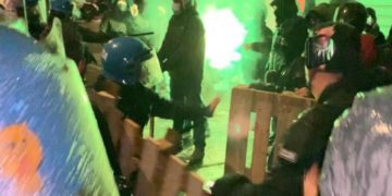 Roma, scontri durante sgombero circolo Casapound: due poliziotti feriti