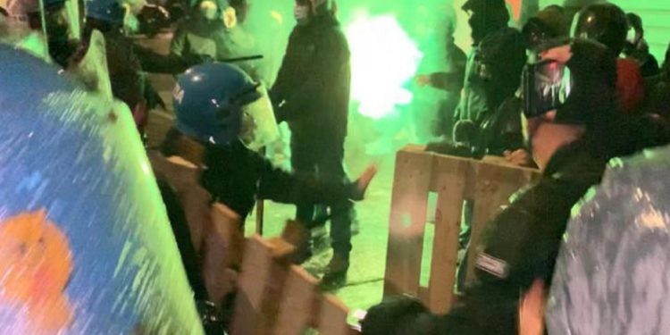 Roma, scontri durante sgombero circolo Casapound: due poliziotti feriti