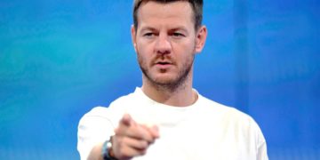 Djokovic, Cattelan: “Ha diritto di non vaccinarsi ma non è un martire”