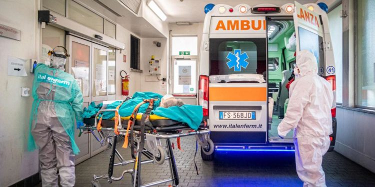 Covid oggi Italia, aumentano ricoveri: reparti al 30%