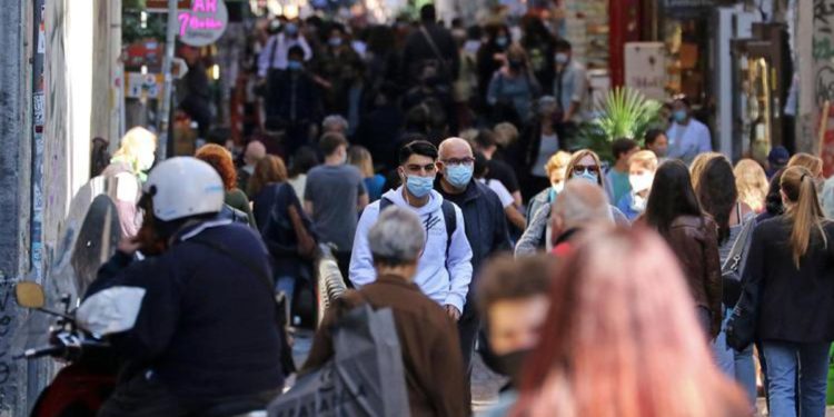 Variante Omicron, Crisanti: “Può aiutare immunità di gregge”