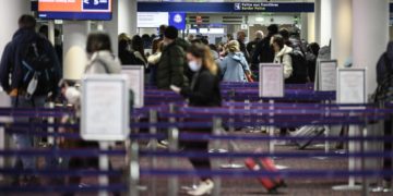 Covid e viaggi in Ue, “scoraggiarli da e verso aree rosso scuro”