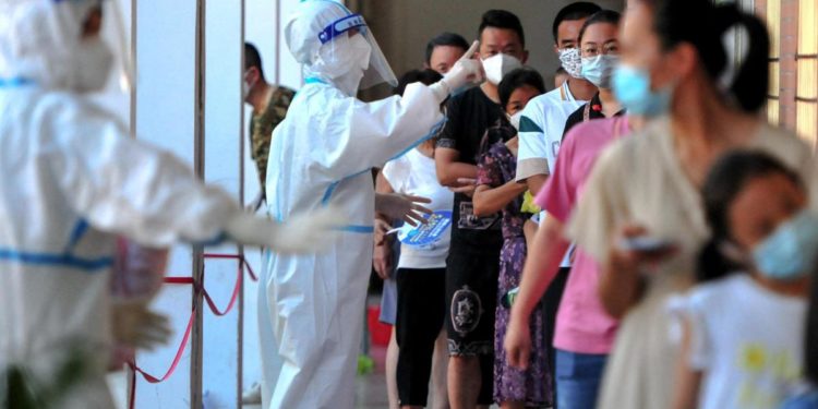 Variante Omicron, Cina: “Arriva via posta, non comprate all’estero”