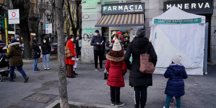 Covid oggi Italia, Brusaferro: “Calo contagi ma non in fascia 0-9 anni”