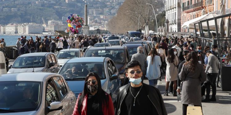 Zona gialla e arancione, regioni che cambiano colore domani: nuove regole