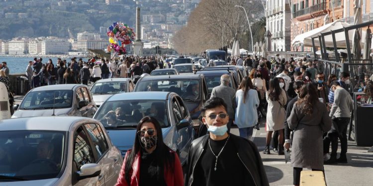 Covid oggi Italia, Pregliasco: “Presto per allentare regole”