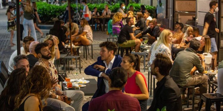 Variante Omicron, Sileri: “Possibile passaggio da pandemia a endemia”