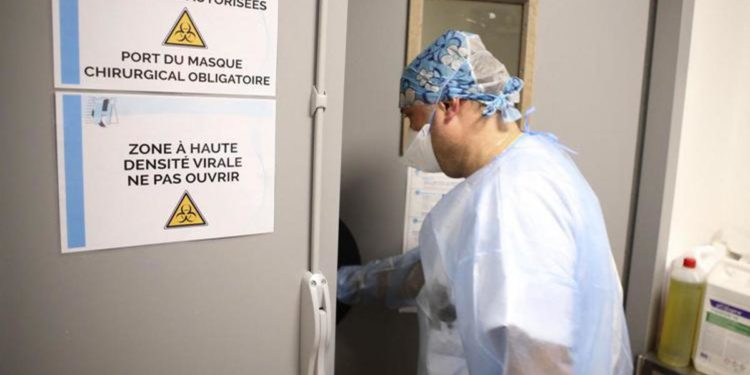 Covid Francia oggi, quasi 300mila contagi in 24 ore