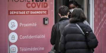 Covid oggi Francia, 102.144 contagi e 298 morti in un giorno