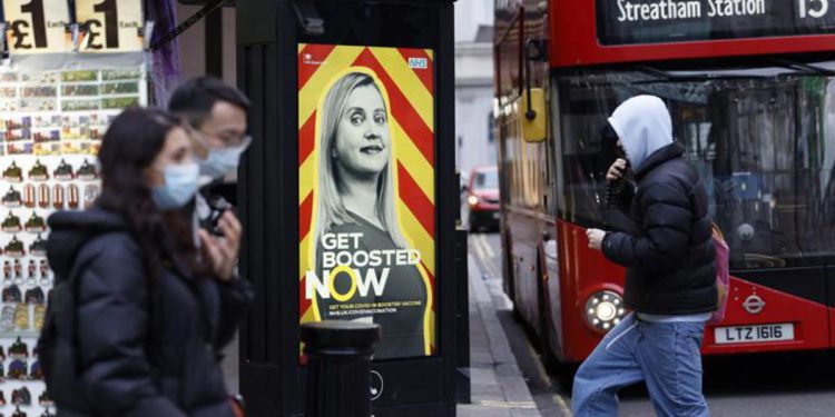 Variante Omicron, nuova ondata contagi in estate: scenario Gb