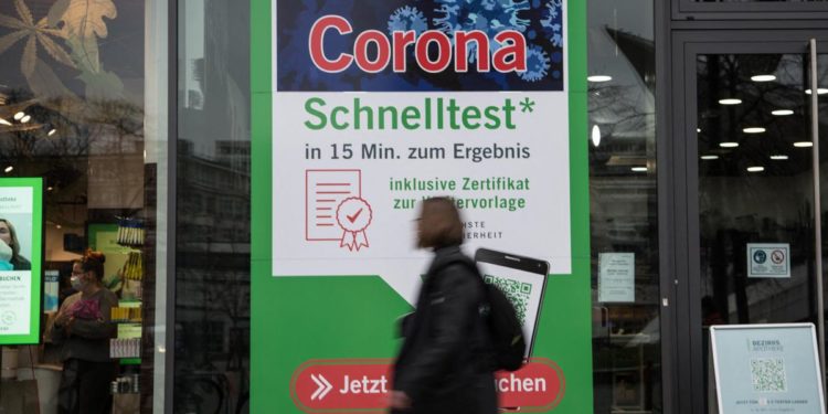 Variante Omicron, in Germania immunità guariti ridotta a 3 mesi