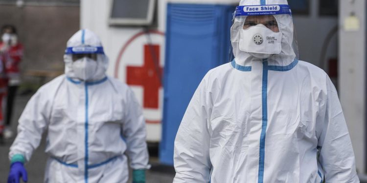 Covid Italia, in un mese contagiati 30mila operatori sanitari