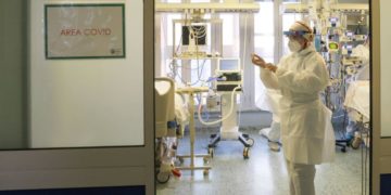 Covid oggi Italia, record di contagi e morti: “Picco raggiunto”