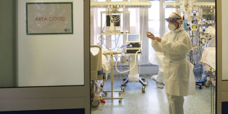 Covid oggi Italia, record di contagi e morti: “Picco raggiunto”