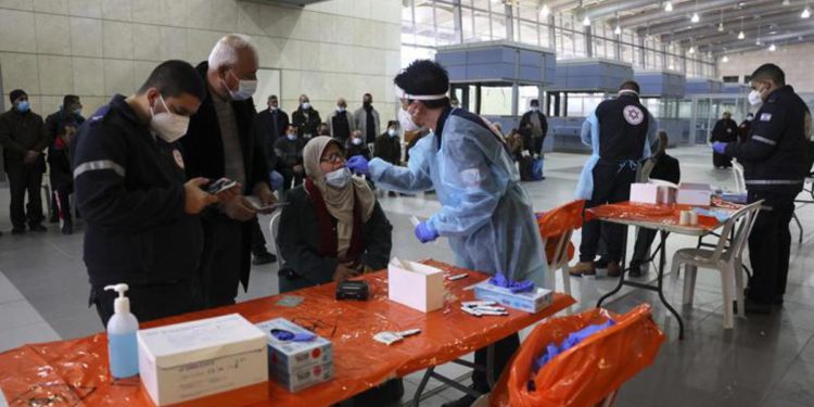 Variante Omicron, ministero Salute Israele: “Potrebbe portare a immunità gregge”