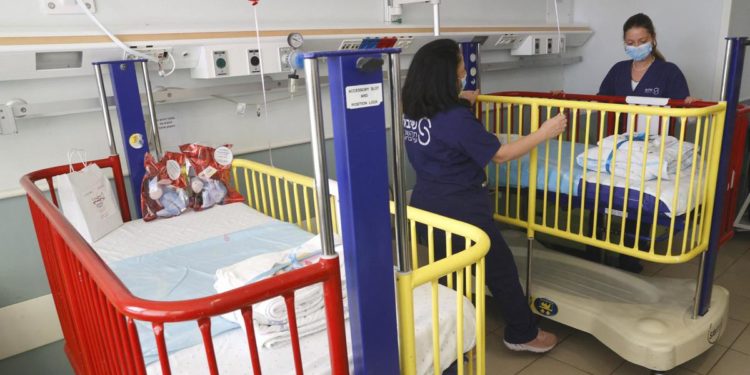 Variante Omicron, bambini più contagiati: Israele apre primo reparto pediatrico