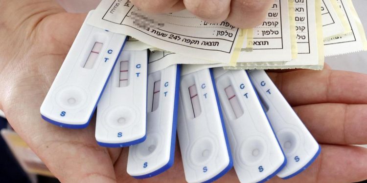 Covid Israele oggi, nuovo record di contagi: quasi 44.000 in un giorno