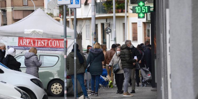 Covid Lazio oggi, 12.788 contagi e 43 morti. A Roma 5.336 nuovi casi