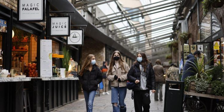 Covid oggi Gb, verso riduzione quarantena per vaccinati